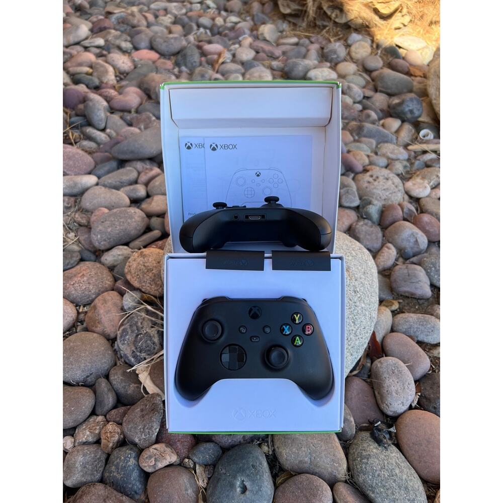 Ultimate Xbox Series X|S Controller Bundle: Wireless Charging Station & Battery